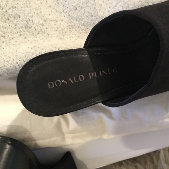 Donald Pliner Georgette Sandal, Black - Picture 9 of 9
